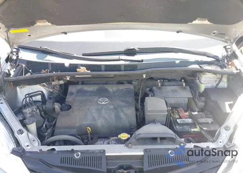 2012 Toyota Sienna Le V6 8 Passenger z USA, uszkodzony, nr VIN 5TDKK3DC7CS247137